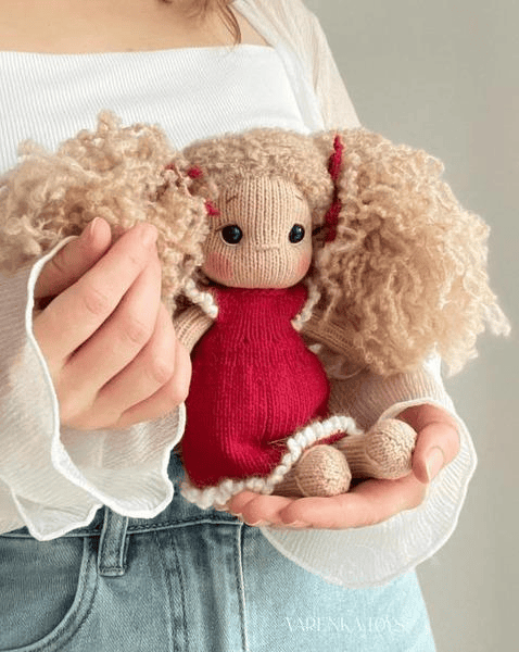 [Varenka.toys] [Марина Пяжиева] Малышка Холли (2025)