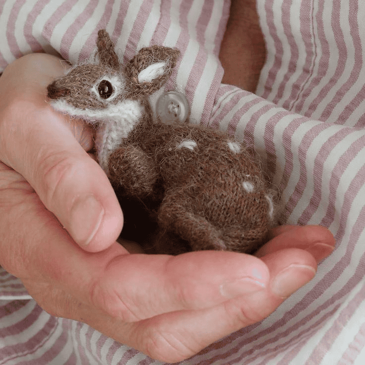 [Вяжи.ру] [Claire Garland] Вязаный спицами оленёнок Miniature Fallow Deer (2025)