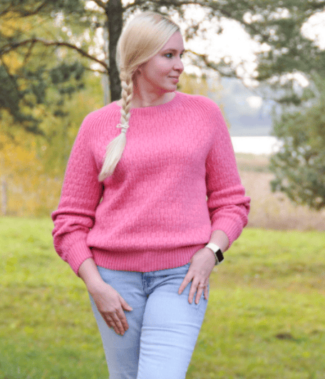 [Aiste Butkeviciene] Вязаная блуза с графичной анатомической кокеткой Rosehip (2025)