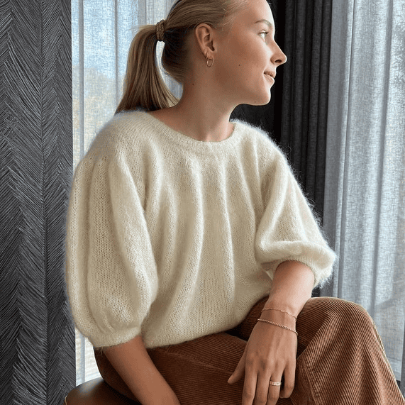 [Вяжи.ру] Мохеровый пуловер-блуза спицами Fluffy Me Blouse (2024)