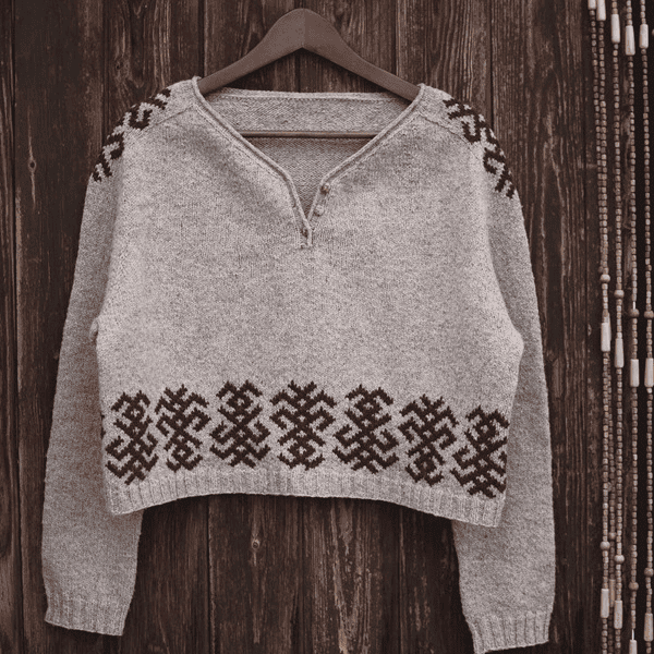 [Вяжи.ру] [Elena Solier Jansа] Стильный пуловер интересной конструкции с жаккардом Niubo (2024)