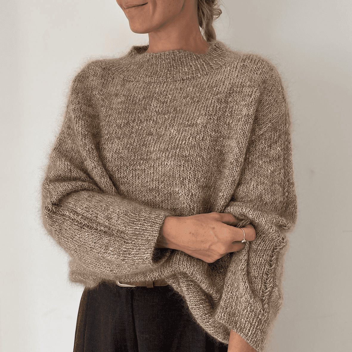 [Вяжи.ру, Cheryl Mokhtari] Элегантный свитер-оверсайз Rosmond, вязанный спицами сверху (2025)