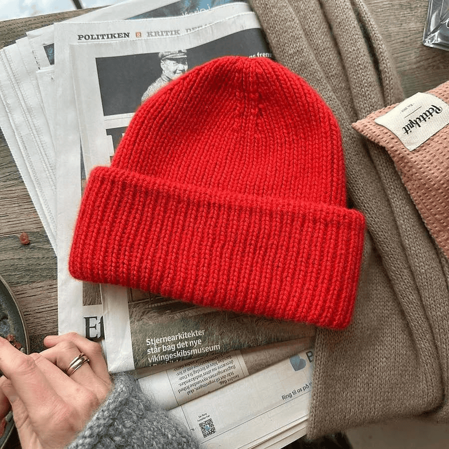 [Вяжи.ру, PetiteKnit] Шапка с отворотами для детей и взрослых, вязанная резинкой спицами Weekend Hat (2025)