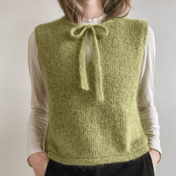 [Sofia Scotford] Укороченная безрукавка с бантом на горловине Obsidian, вязанная спицами сверху (2025)