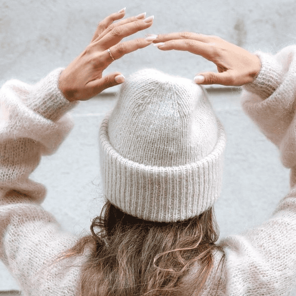 [Вяжи.ру, Leeni Hoimela Urban Knit] Простая шапка с трехслойным отворотом, вязанная спицами резинкой Sky High (2025)