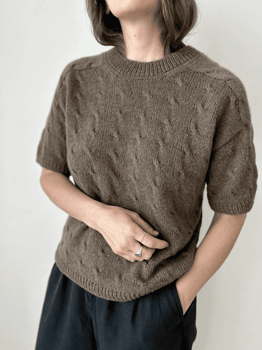 [Вяжи.ру, Ozetta] Комфортная футболка с плечом-погоном Shoreline, вязанная спицами сверху (2025)