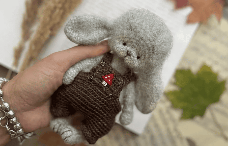 [Анастасия Пономарева] Зайчик маленький в комбинезоне (2025)