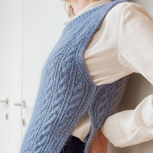 [Вязание] Безрукавка с японским плечом Ginger, вязаная спицами одной деталью [Dorothy Offeciers]