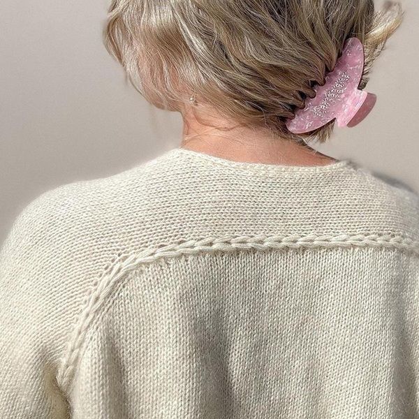 [Вязание] Красивая блуза с интересными деталями Yara_sweater, вязаная спицами сверху [Malin Borgersen]