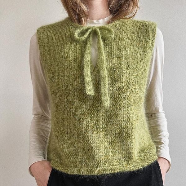 [Вязание] Укороченная безрукавка с бантом на горловине Obsidian, вязаная спицами сверху [Вяжи.ру] [Sofia Scotford]