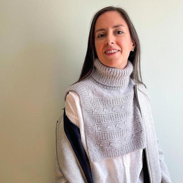 [Cecilia Knits] Манишка из альпака Merendera связанная спицами регланом погон (2025)
