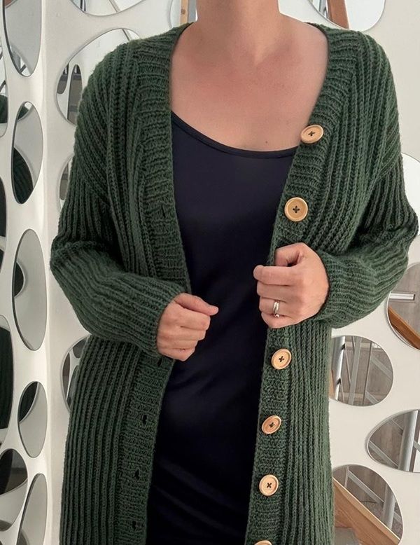 [Вязание] Длинный кардиган с карманами Chunkigan, вязаный спицами сверху [Вяжи.ру] [Lív Ulven]