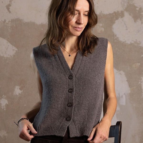 [Вязание] Элегантный жилет на пуговицах Toni, вязаный спицами сверху [Вяжи.ру] [Susanne Müller]