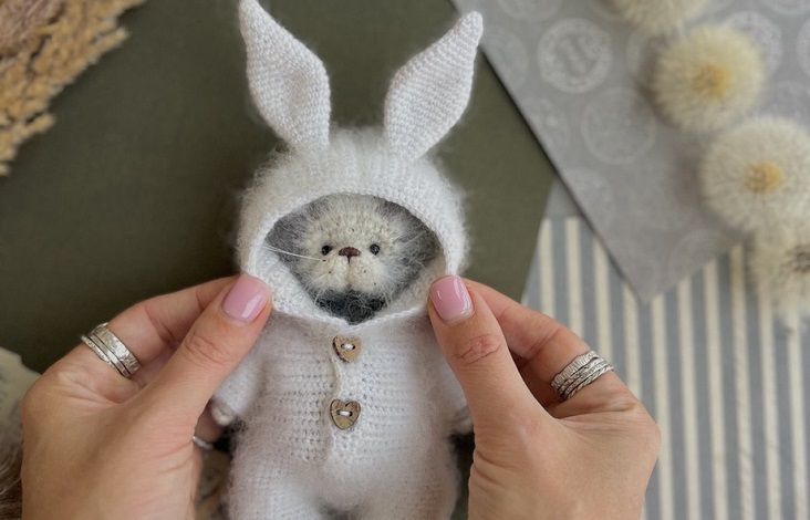 [Вязаные игрушки] Маленький котенок в комбезе зайки [Мой мишка] [Анастасия Пономарева]