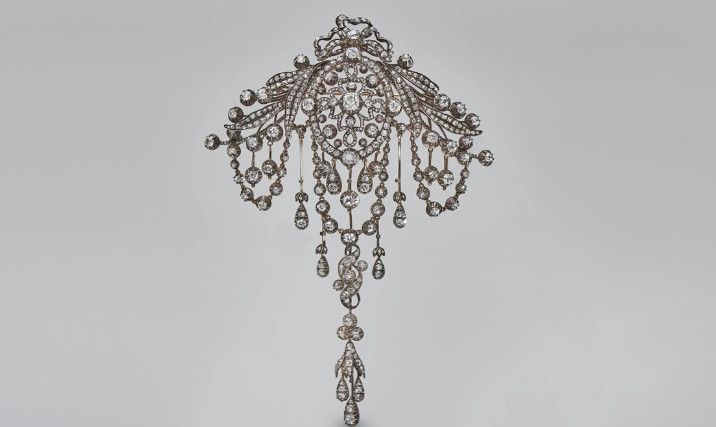 Из истории женских ювелирных украшений XVII-XX вв. «Ты вся в жемчугах и в алмазах»: брошь, пояс, порт-букет [Музеи Кремля] [Юлия Уварова]