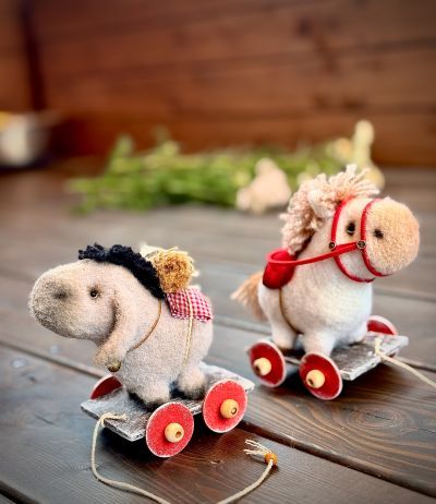 [Юлия Оголь] Лошадка-каталка, Ослик-каталка (2025)