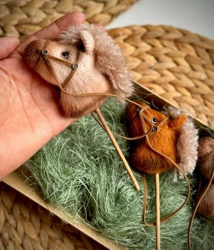 [Юлия Оголь] Лошадка на палочке (2025)