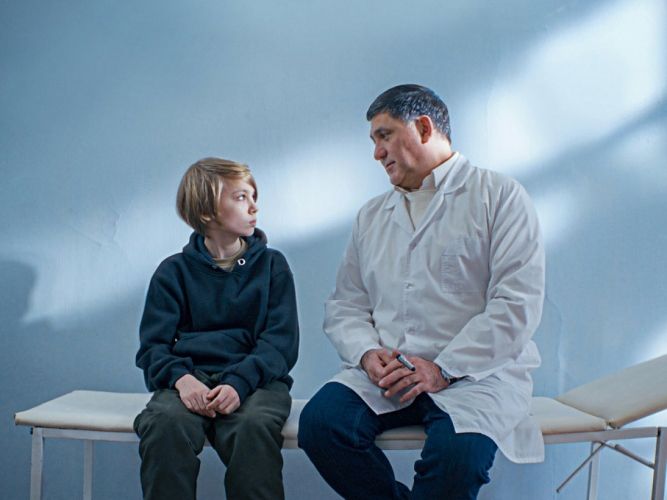 Мedice, cura te ipsum: святой человек, спасающий детские души, или беспринципный алкоголик, терапевтирующийся об детей? [EduNote] [Евгения Гайдученко]