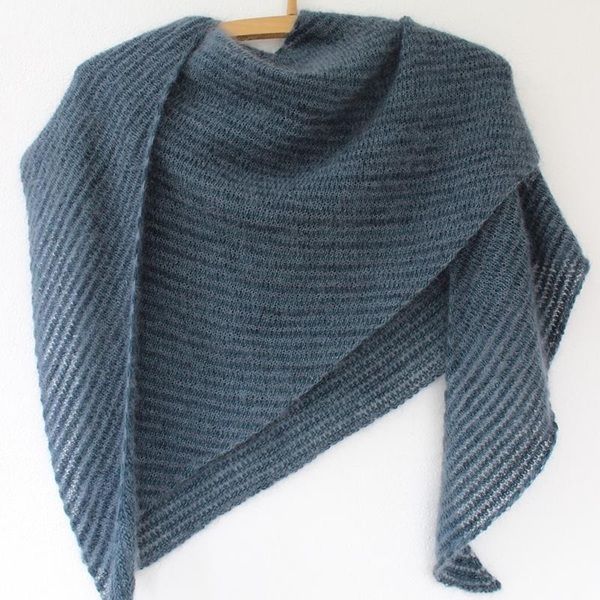 [Вязание] Двухцветная тонкая шаль East River, вязаная спицами от угла [Вяжи.ру] [Susie Haumann]