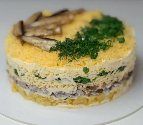 Слоеный салат со шпротами и сыром [Мария Манахова]