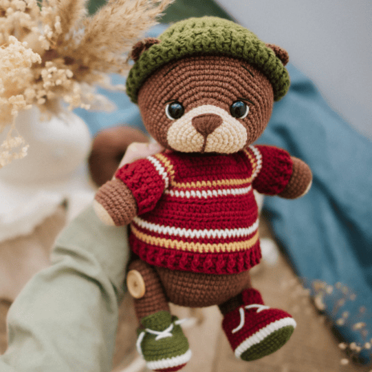 [Вязание] Яркий комплект. Вязаная одежда для мишки [Хайди Бохер]