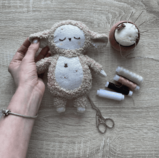 [Gala Palle] [Елена Павленко] Выкройка Овечки с мастер-классом по пошиву (коллекция Игрушки с ладошку) (2026)